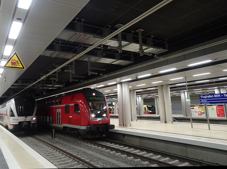 File:BfFlughafenBERFernbahnsteige.jpg