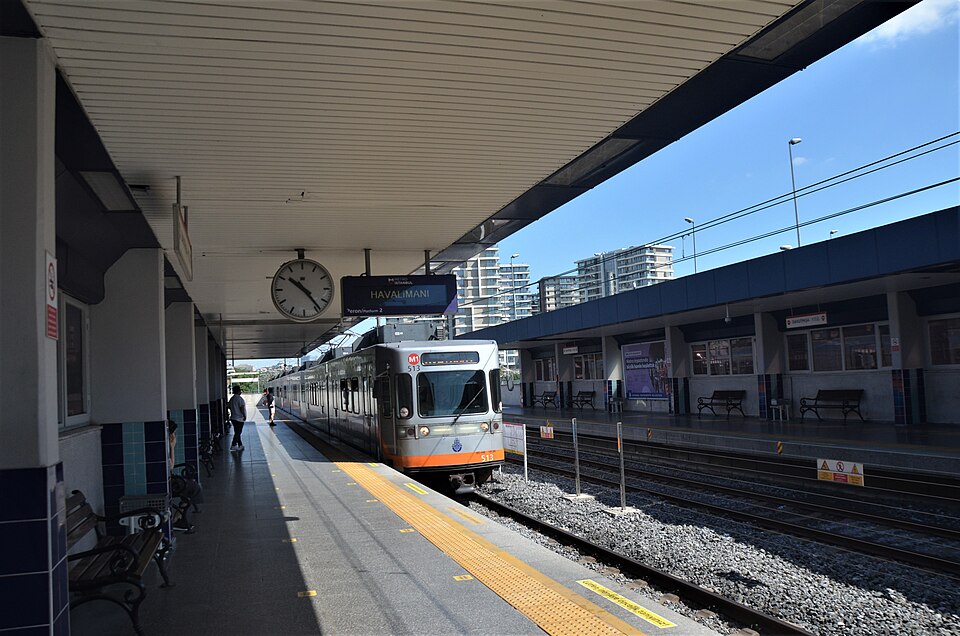 File:Davutpaşa-YTÜStation (4).jpg