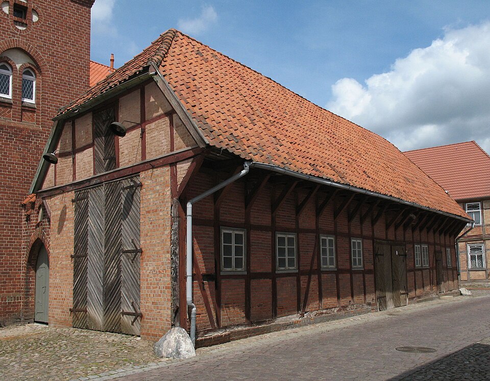 File:Doemitz Feuerwehrhaus.jpg
