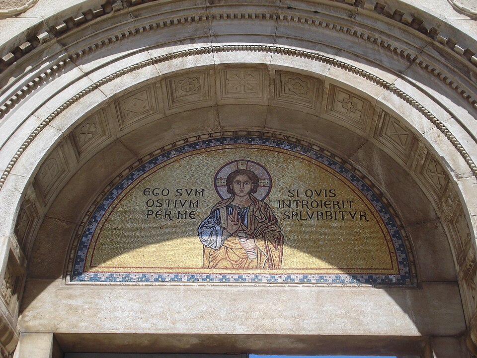 File:Eufrazijeva bazilika - ulazni natpis.jpg