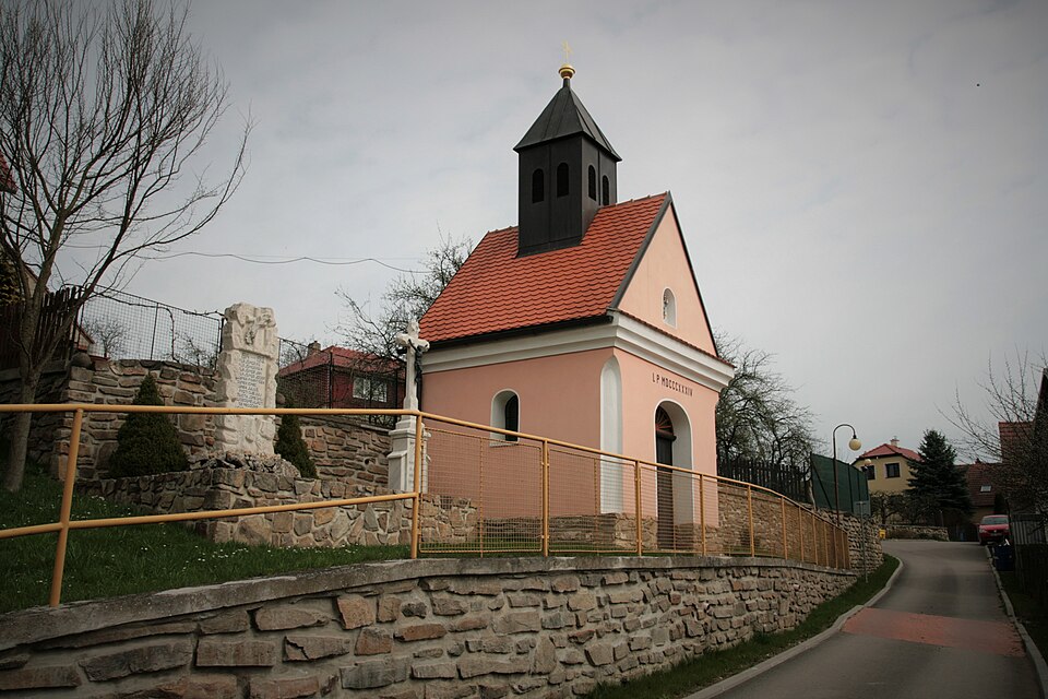 File:Kaly, kaple sv. Máří Magdalény (0307).jpg
