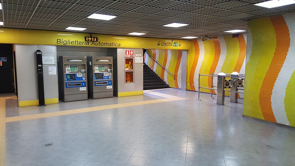 File:Stazione di Aversa Centro - atrio.jpg