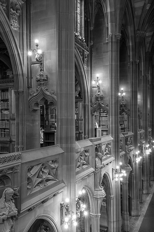 File:The main hall with study alcoves.jpg