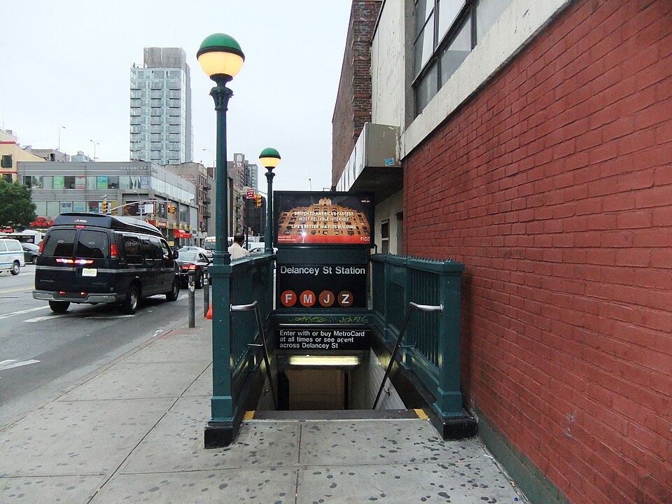 File:Essex-Delancey Streets Stairs SE.JPG