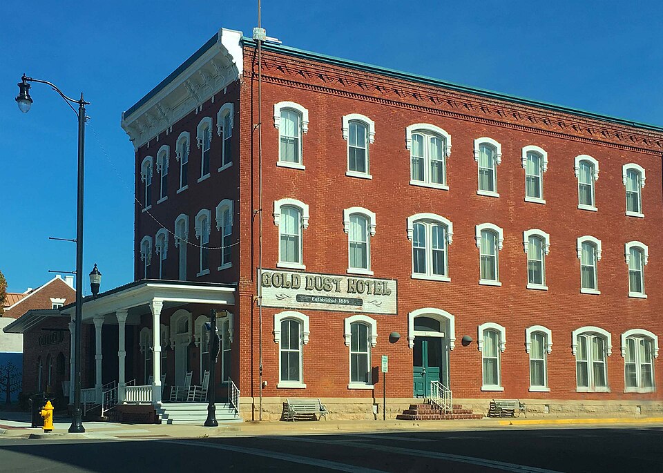 File:Gold Dust Hotel Fredonia Kansas.jpg