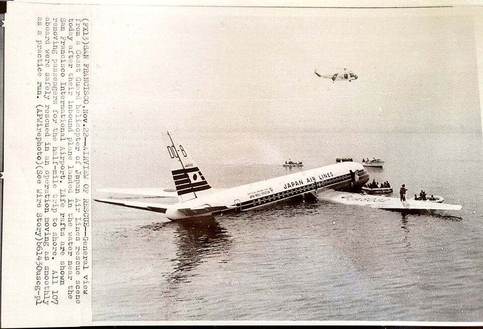 File:JAL DC-8 -008 crashes SF Bay.jpg
