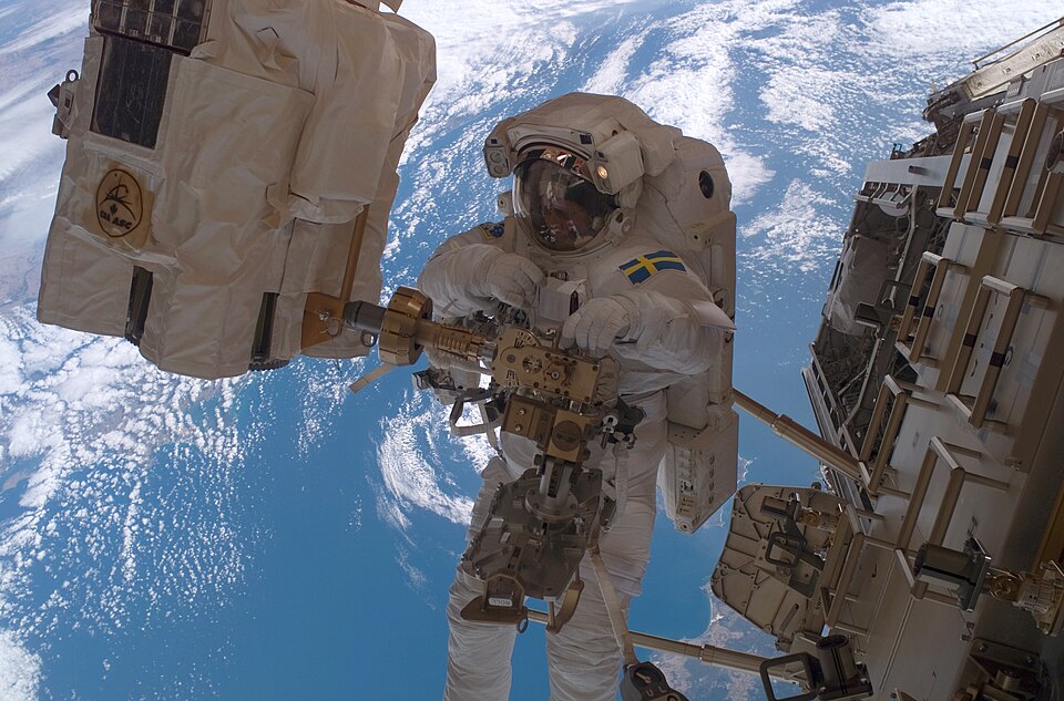 File:STS-116 spacewalk 2.jpg