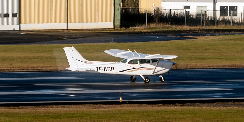 File:TF-ABB - Cessna 172N.jpg