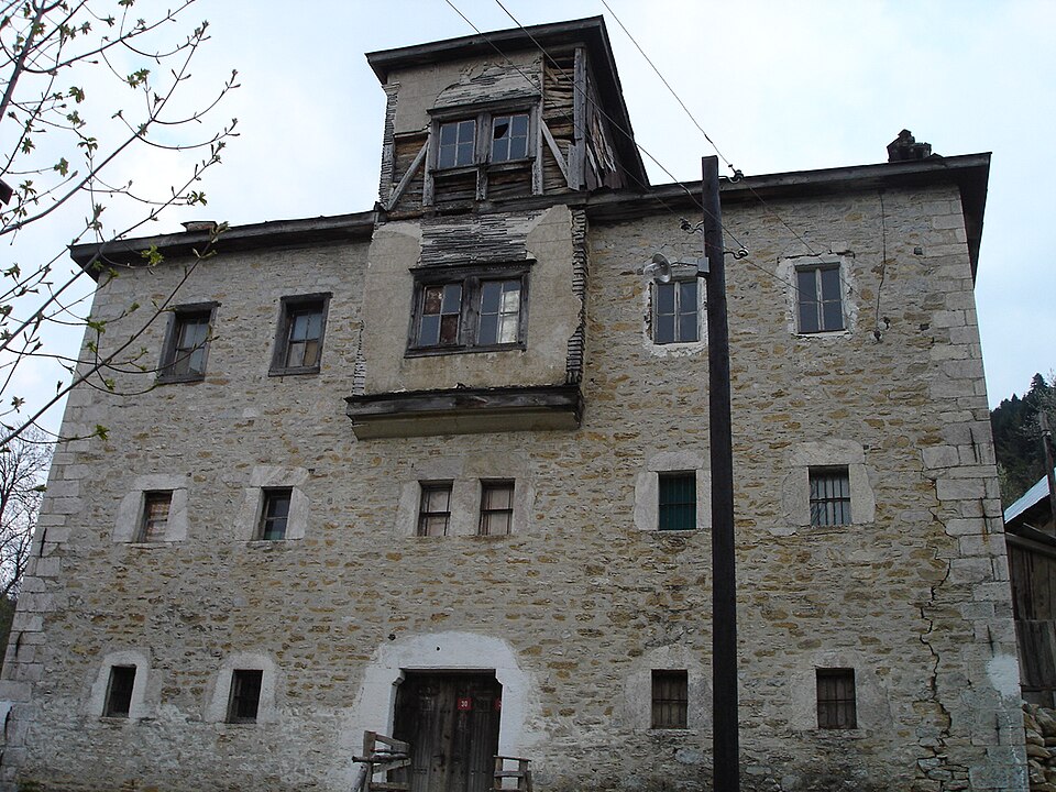 File:Volkovia-Gligorovtsi-House-Front.jpg