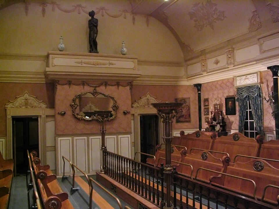 File:Efteling VillaVolta inside.jpg