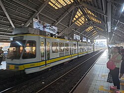 A three-car 1000 class train at Monumento station