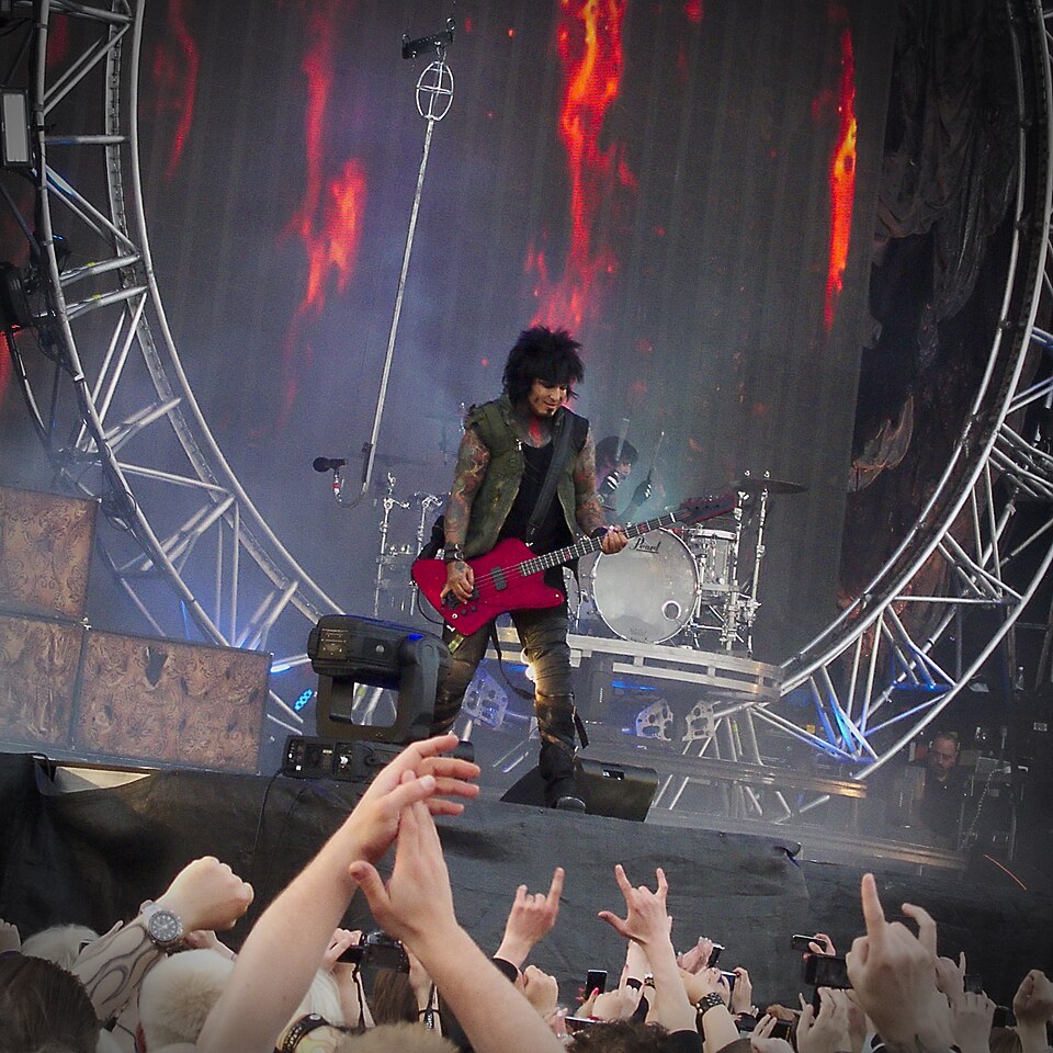File:Mötley Crüe @ Kaisaniemenpuisto, 2012.06.07 (7181714537).jpg