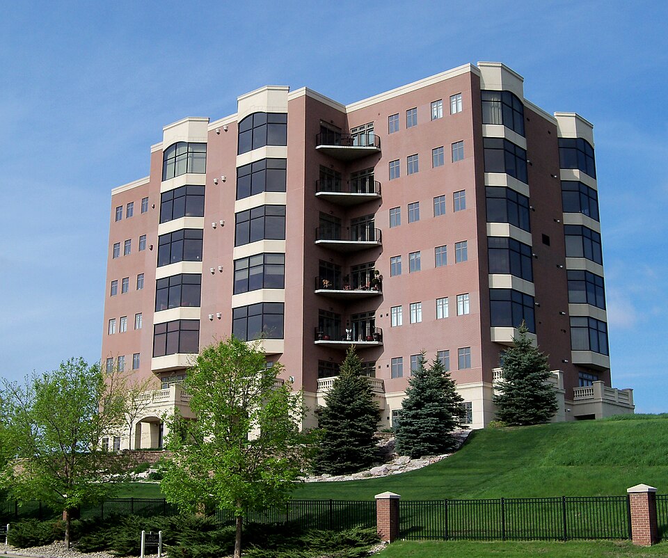 File:Vista Towers Condominiums Sioux Falls.JPG