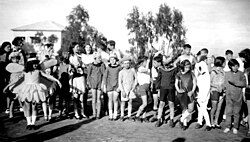 תלמידי ביה"ס היסודי מחופשים בפורים, 1951