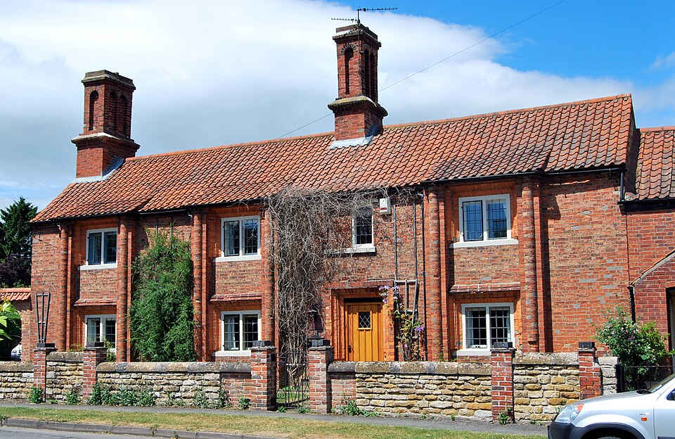 File:Harlaxton Old Farmhouse.JPG