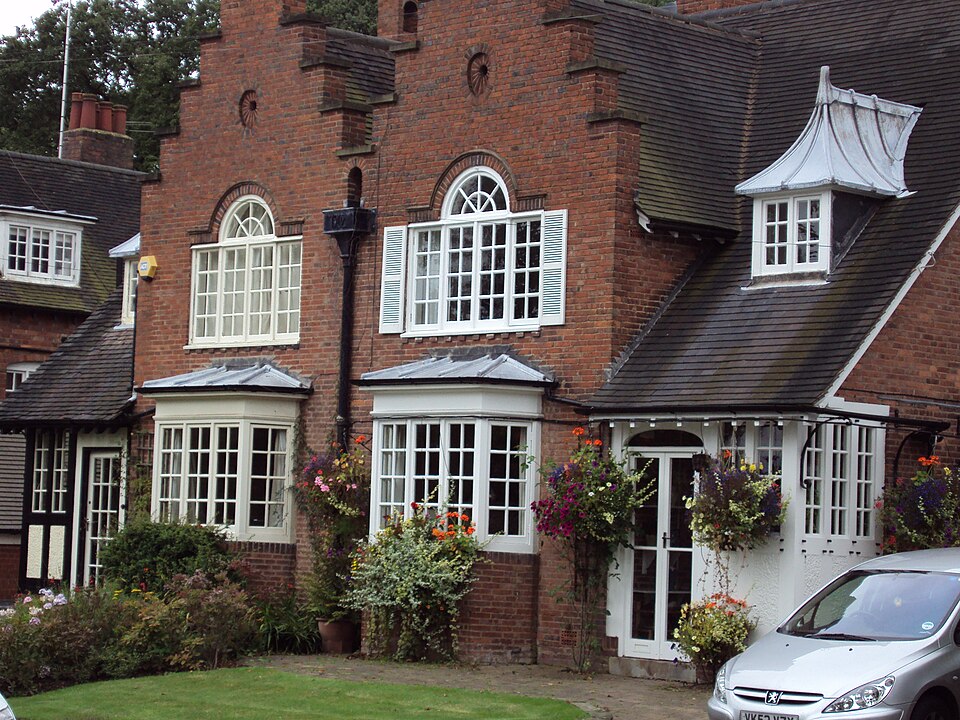 File:Houses, Bournville 2.JPG