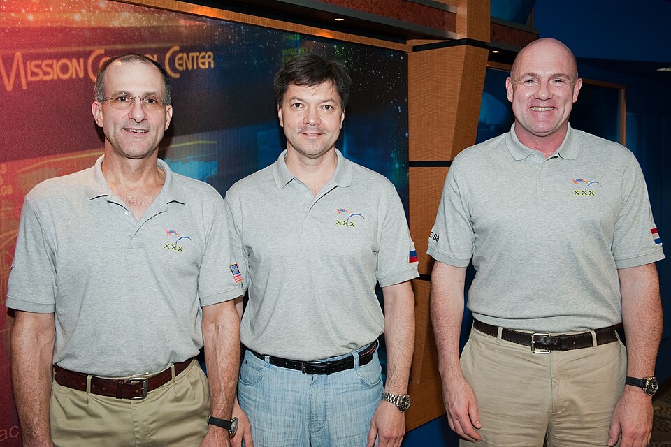 File:Soyuz TMA-03M crew.jpg
