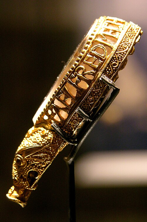 File:The Alfred Jewel (side view).jpg