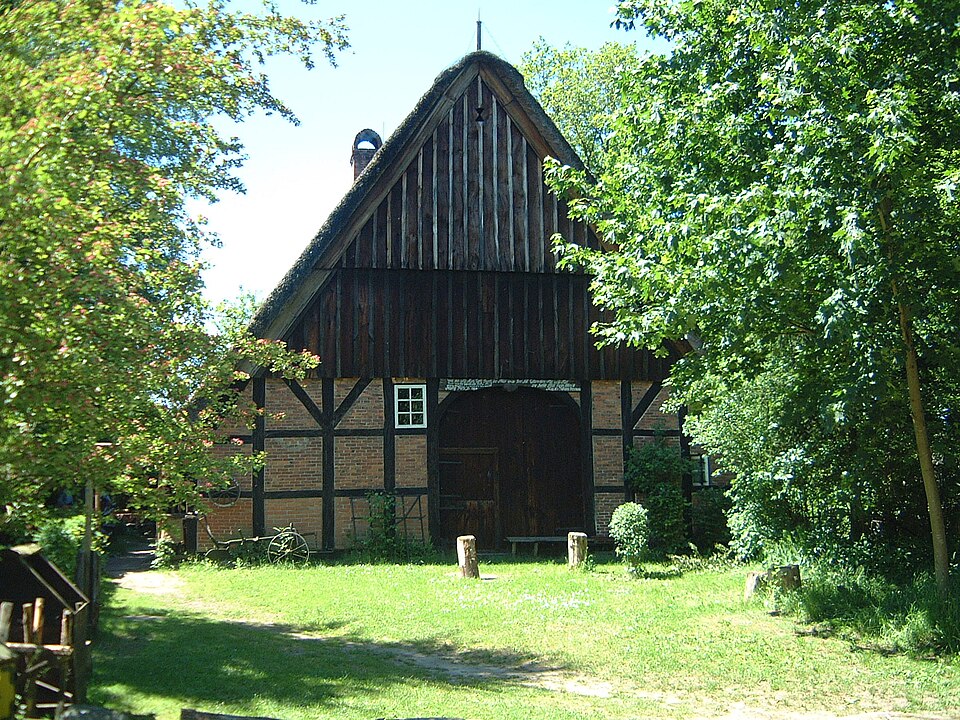 File:Aukrug ole-hus.JPG