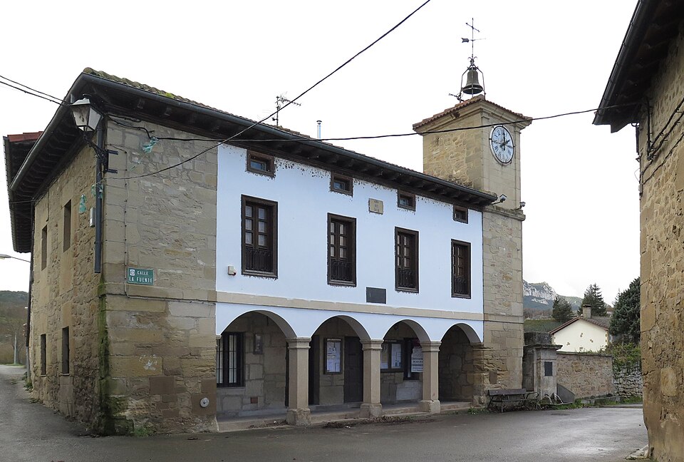 File:BergüendaAyuntamiento.jpg
