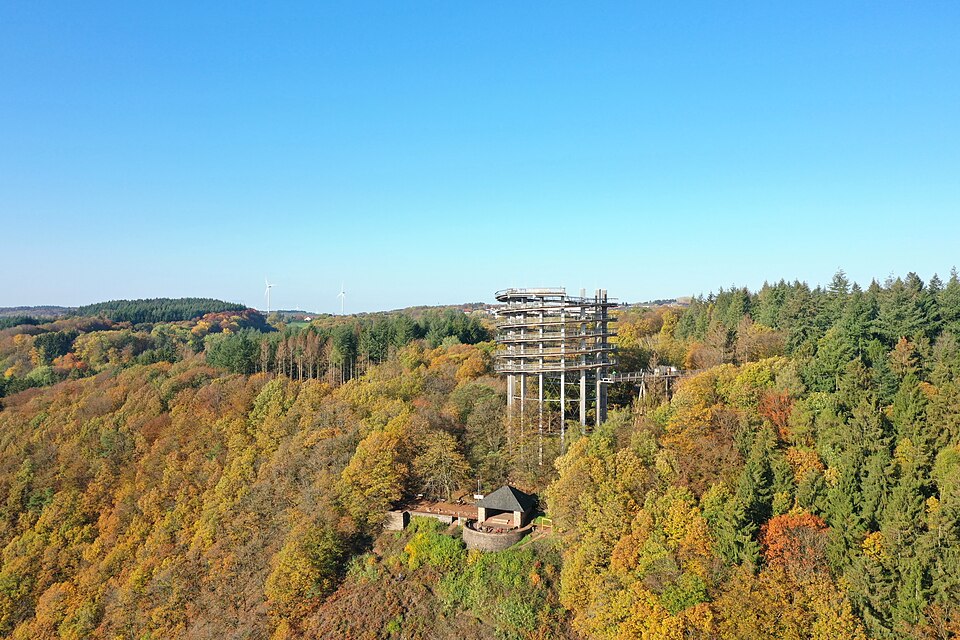 File:Cloef und Aussichtsturm Saarschleife.jpg