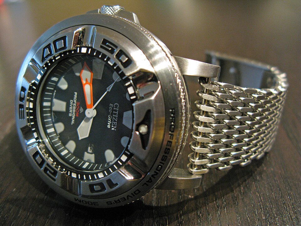 File:Stainless steel shark mesh bracelet.jpg