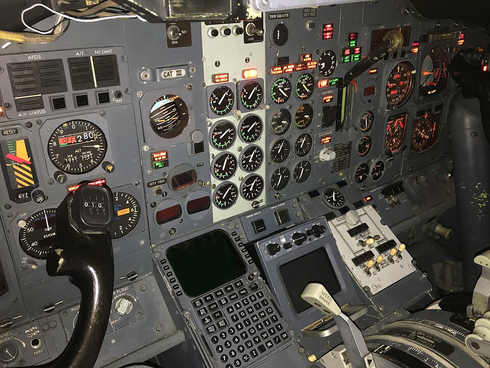 File:N657SW flight deck.jpg