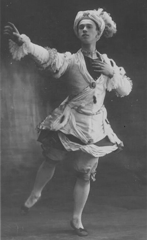 File:NIJINSKI demi-arabesque Pavillon de L´Armide.jpg