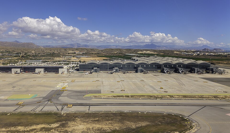 File:Aeropuerto Alicante - 52312672018.jpg