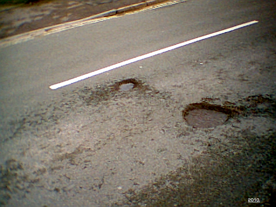 File:Banbury's Bretch Hill Pothole, 2010.png