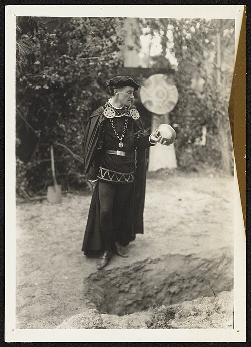 File:Herbert Heron in Hamlet (1926).jpg