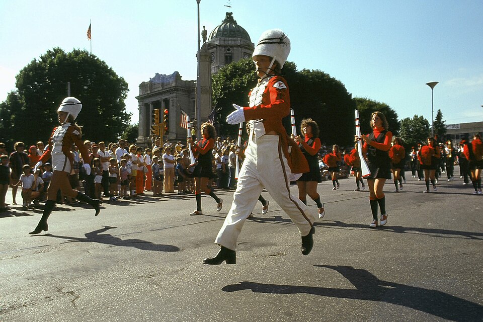 File:Marching band.jpg