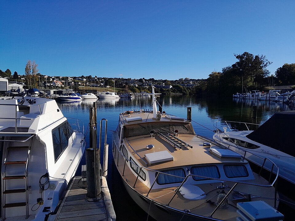 File:Taupo Marina.jpg