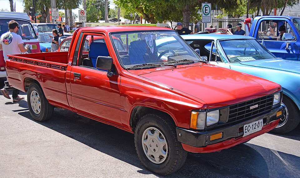 File:Toyota Hilux 1.8 1986 (54369813241).jpg