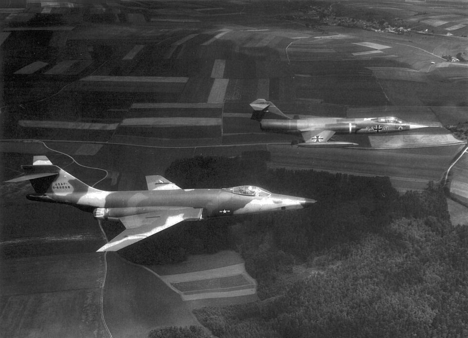 File:RF-101C and RF-104G in flight.jpg