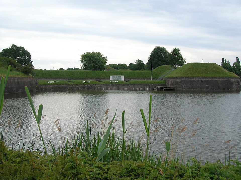File:Side view of Nederlands Vestingmuseum.JPG