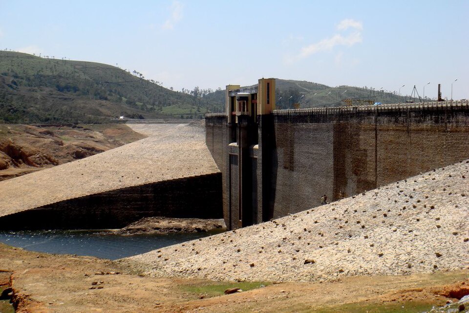 File:Upper Sholayar Dam.jpg
