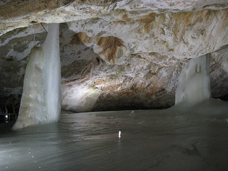 File:Dobšinská ľadová jaskyňa altar and well.jpg