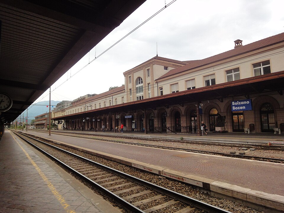 File:Bahnstation - panoramio (1).jpg