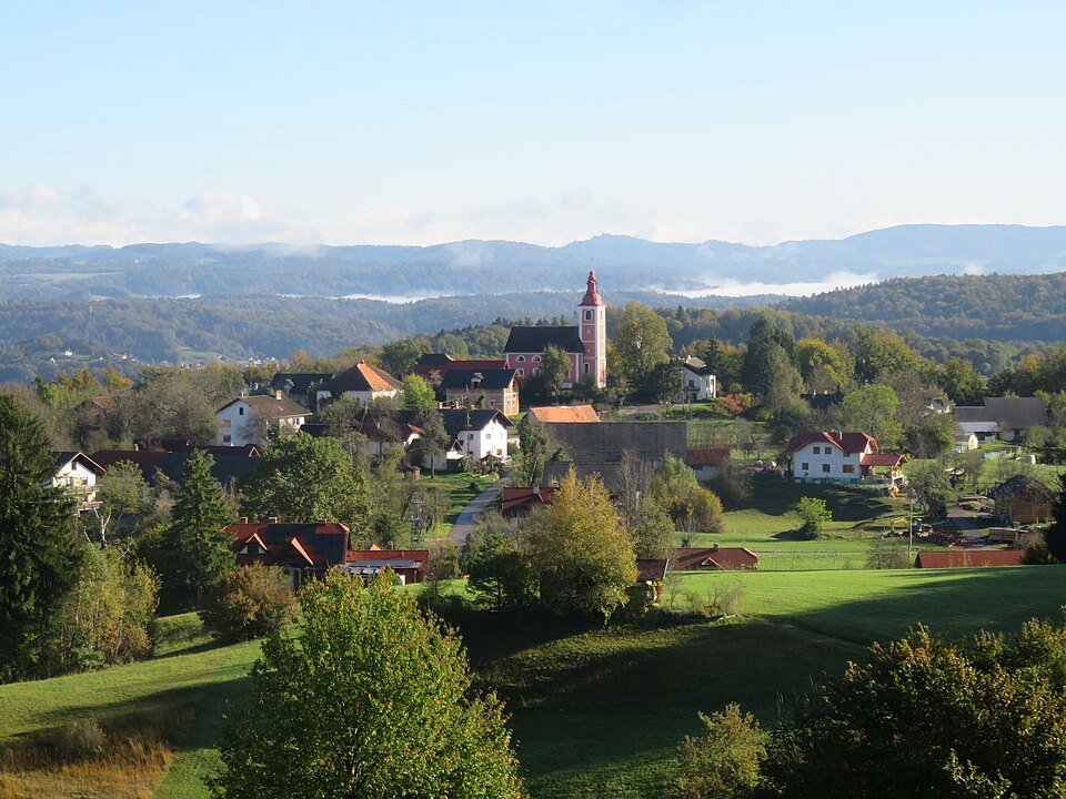 File:Dobravica Ig Slovenia 2.jpg