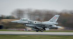 F-16 startujący z lotniska w Poznaniu-Krzesinach podczas ćwiczeń Steadfast Jazz w 2013. Od 2012 pełnił tu służbę ppor. pil. Maciej Krakowian