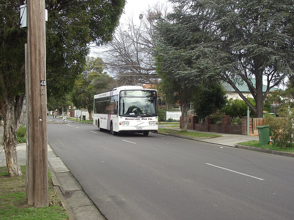 File:Reservoir Bus Oakhill Ave East Preston.JPG