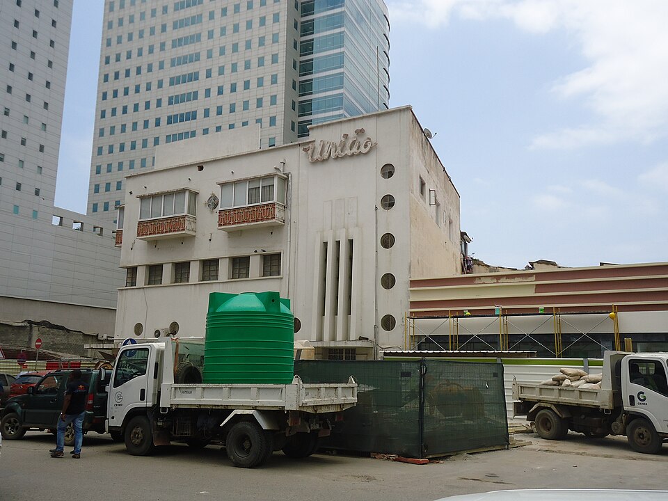 File:Rua Rainha Ginga Luanda 01.JPG