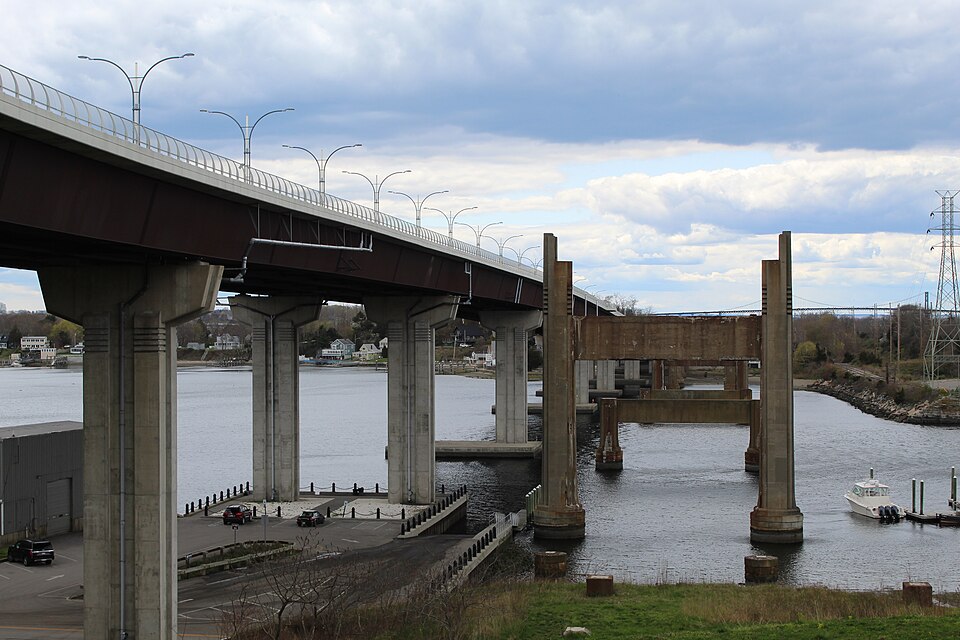 File:Sakonnet River Bridge 2013.jpg