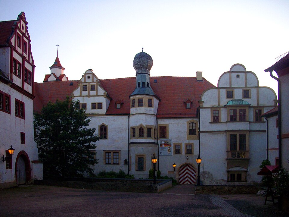 File:Schloss Hinterglauchau.jpg