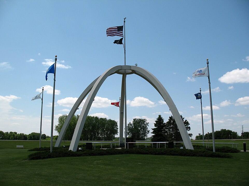 File:BrookingsVeteransMemorial.JPG