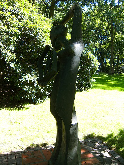 File:Kz-gedenkstätte-neuengamme-gedenkhain-statue-verzweiflung-meensel-kiezegem.JPG
