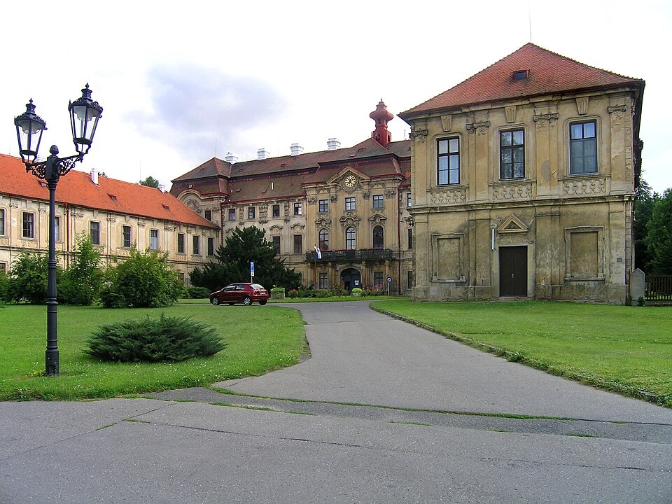 File:Měšice, Castle.jpg
