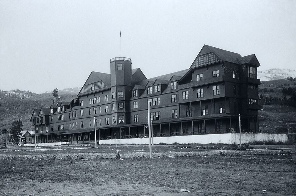 File:MammothHotelYNP1913.jpg