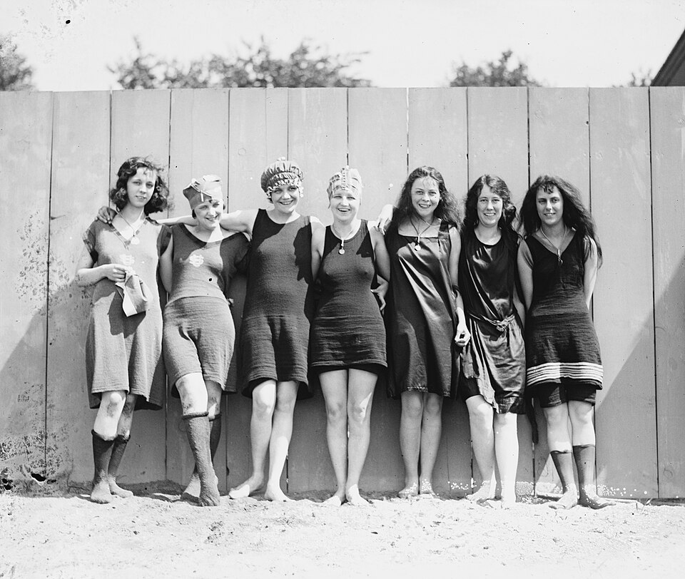 File:Potomac Tidal Basin female swimmers.jpg